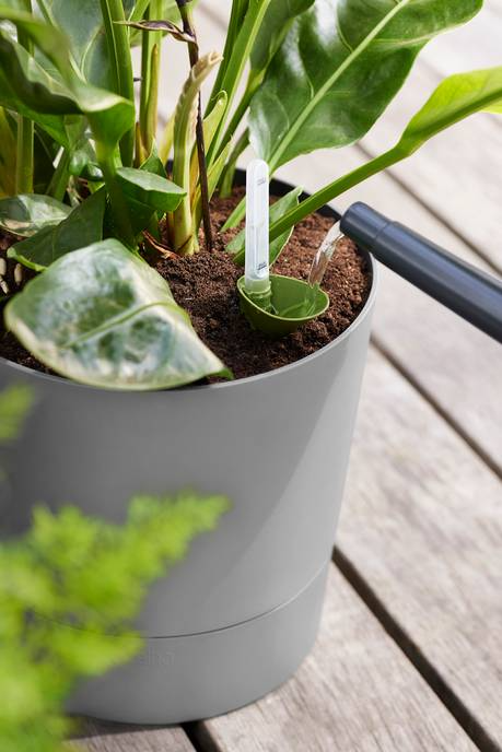 Macetero con autoriego Greensense Aquacare Round Elho 35cm light concrete