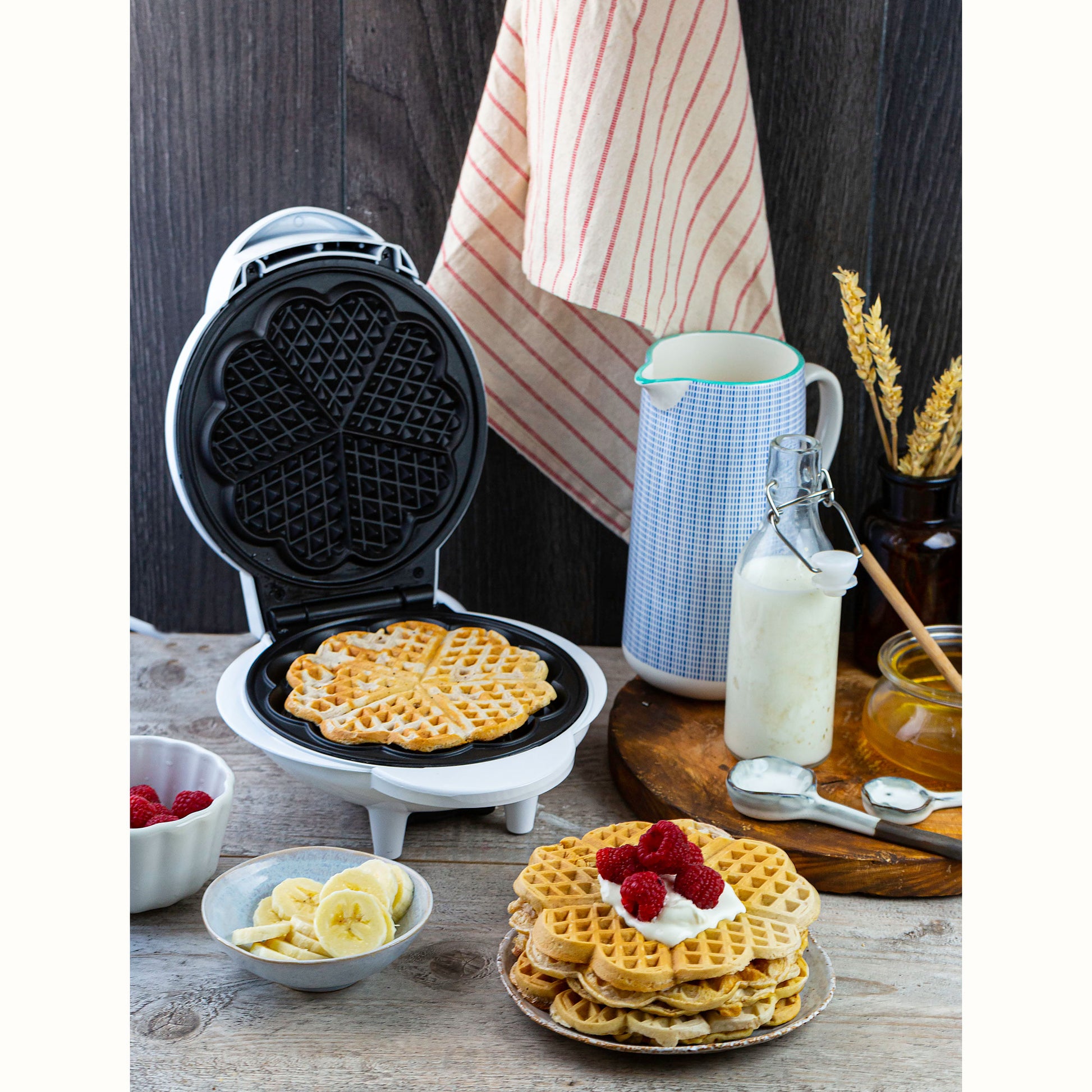 Gofrera Eléctrica 5 Gofres Forma Corazón, Placas Antiadherentes, Regulador Temperatura, Waffles Camry Cr3022 Blanco