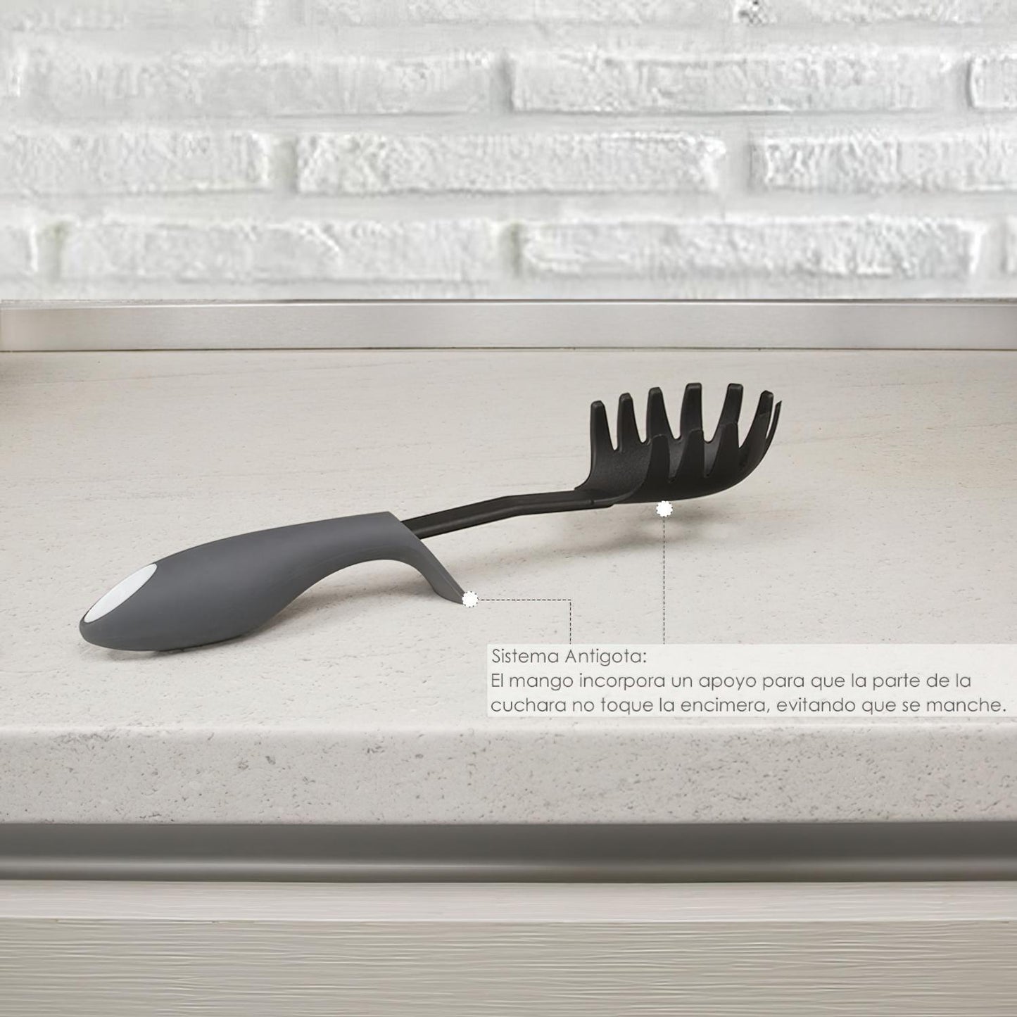 Servidor Espaguetis Nylon Con Mango Antigotas Engomado 31,5 X 6 Cm.