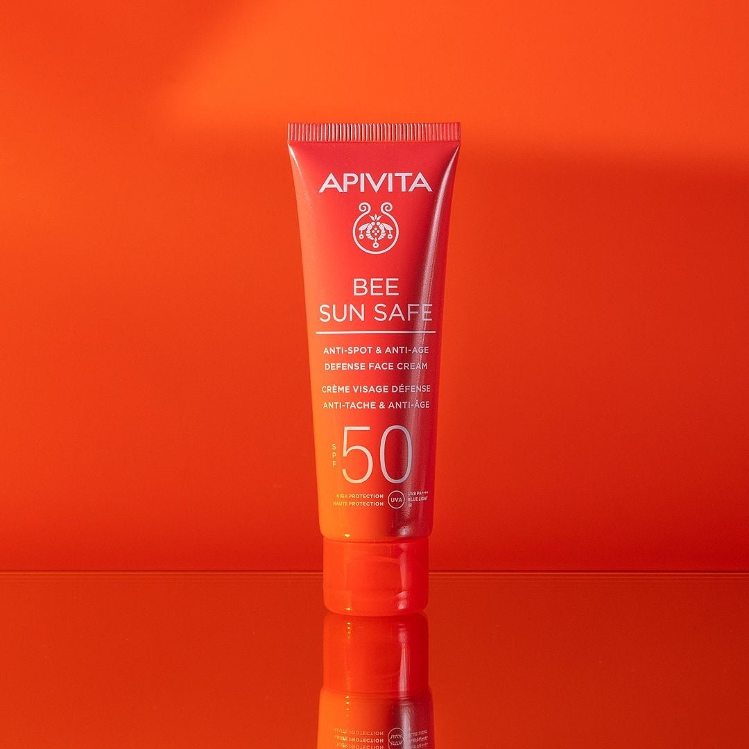 Apivita Bee Sun Safe Crema facial protectora solar SPF50 50 ml + Crema-gel refrescante y calmante 100 ml + Neceser