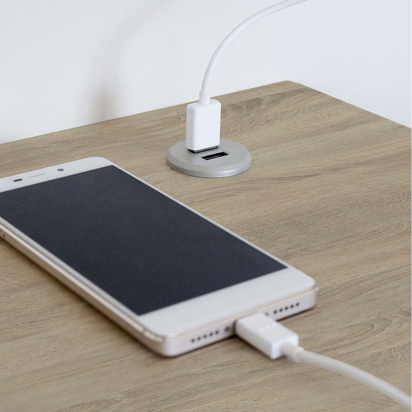 Escritorio Mesa De Ordenador Oficina Estudio, Patas Estructura Metálica Industrial 76x135x60cm, Briebe, Smuk, Madera