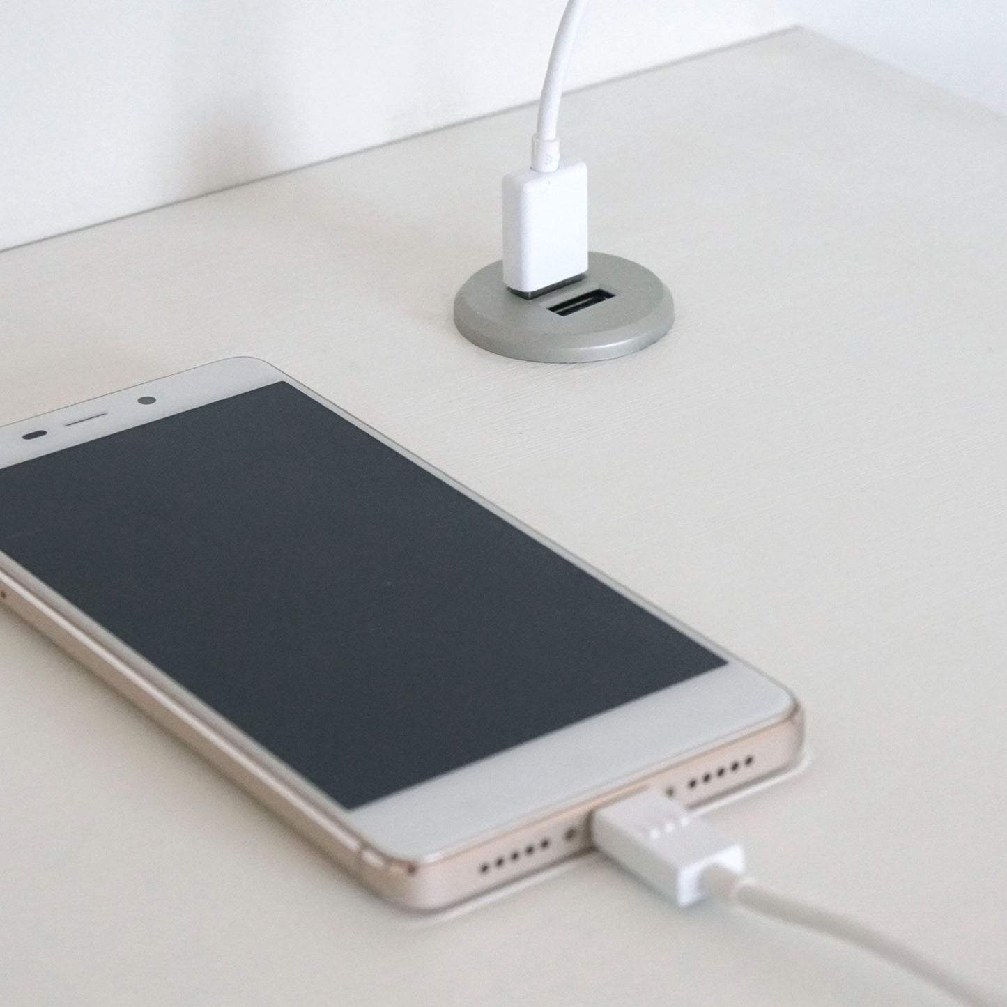 Escritorio Mesa De Ordenador Oficina Estudio, Patas Estructura Metálica Industrial 76x135x60cm, Briebe, Smuk, Blanco