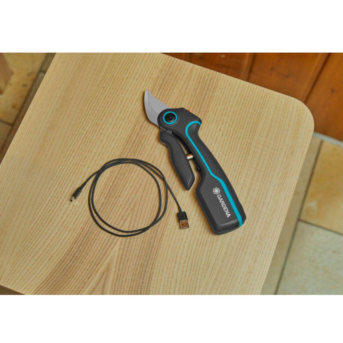 Tijera de poda a batería AssistCut GARDENA