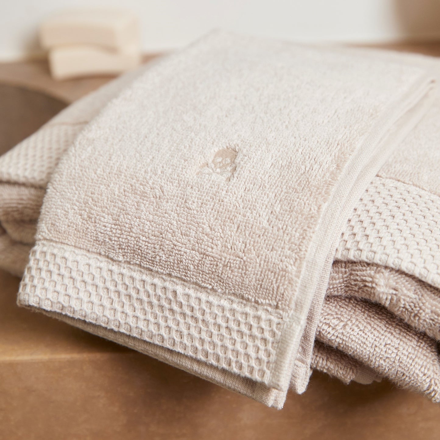 Toalla De Tocador 30x50cm 100% Algodón 550gsm Logo Bordado Scalpers Home_5