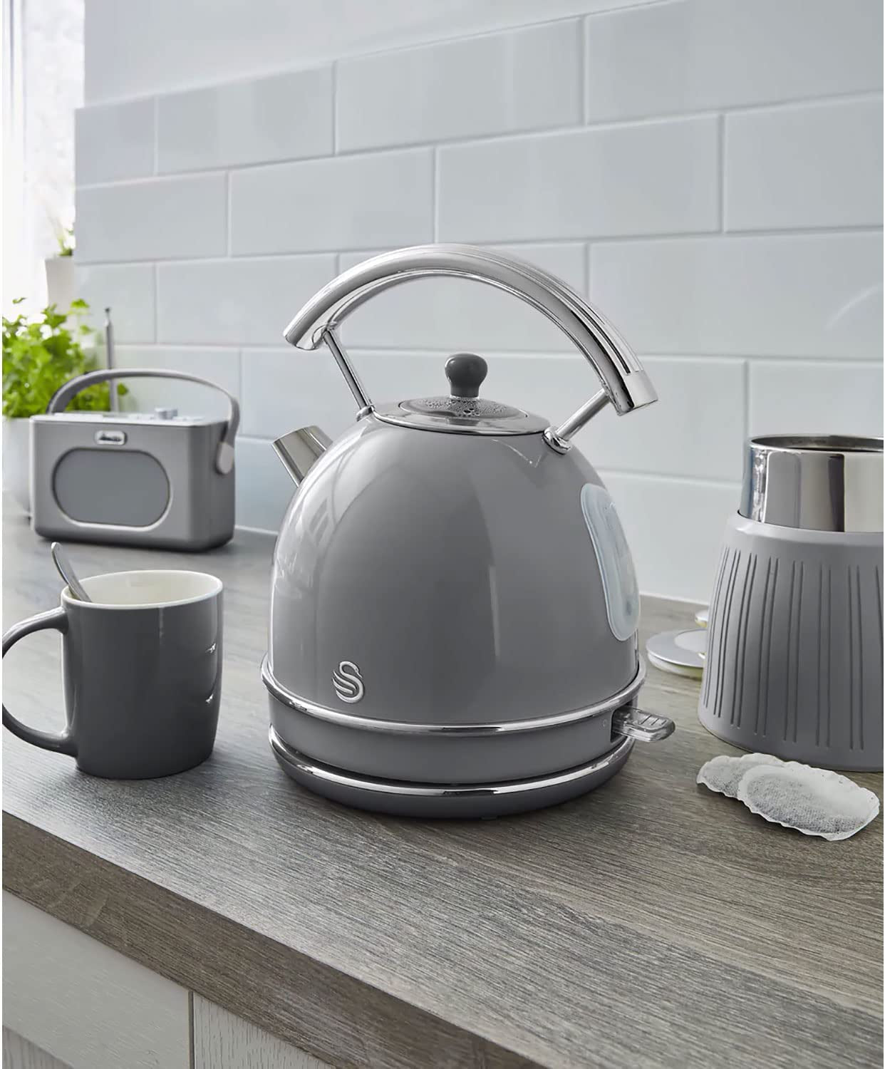 Hervidor Agua Eléctrico Retro , 1,8 L, Resistencia Oculta Acero Inoxidable, Sin Bpa, Inalámbrico Swan Sk14630grneu Gris