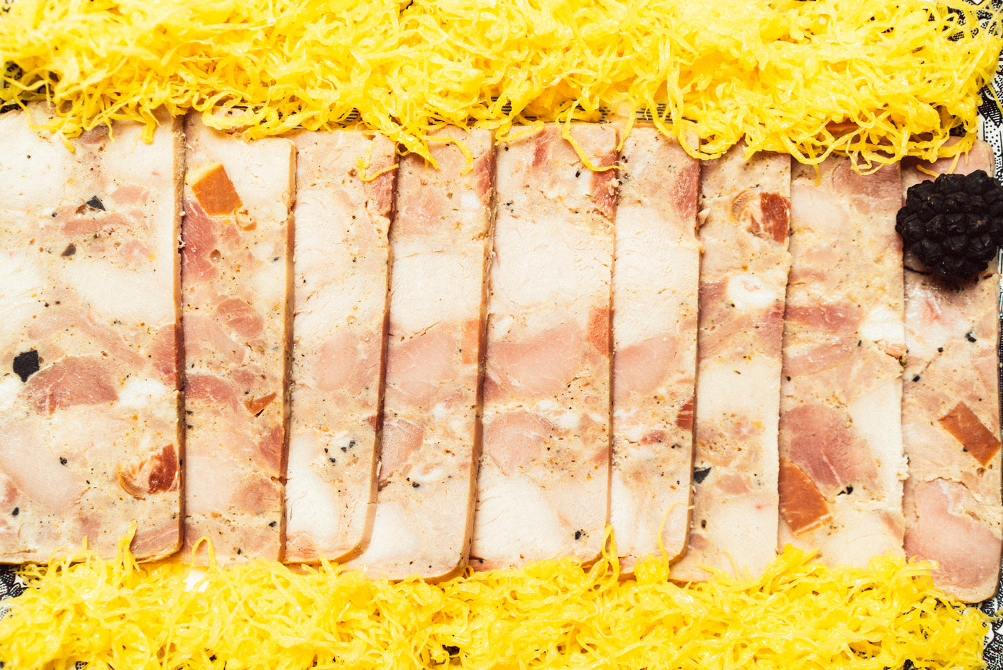 Pavo Trufado Al Estilo Andaluz Lonchas Con Huevo Hilado