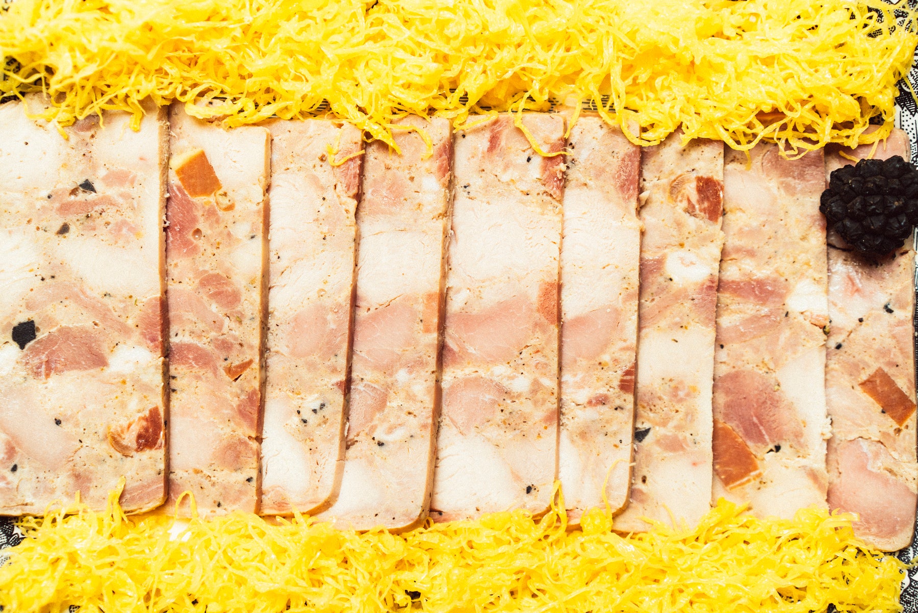 Pavo Trufado Al Estilo Andaluz Lonchas Con Huevo Hilado