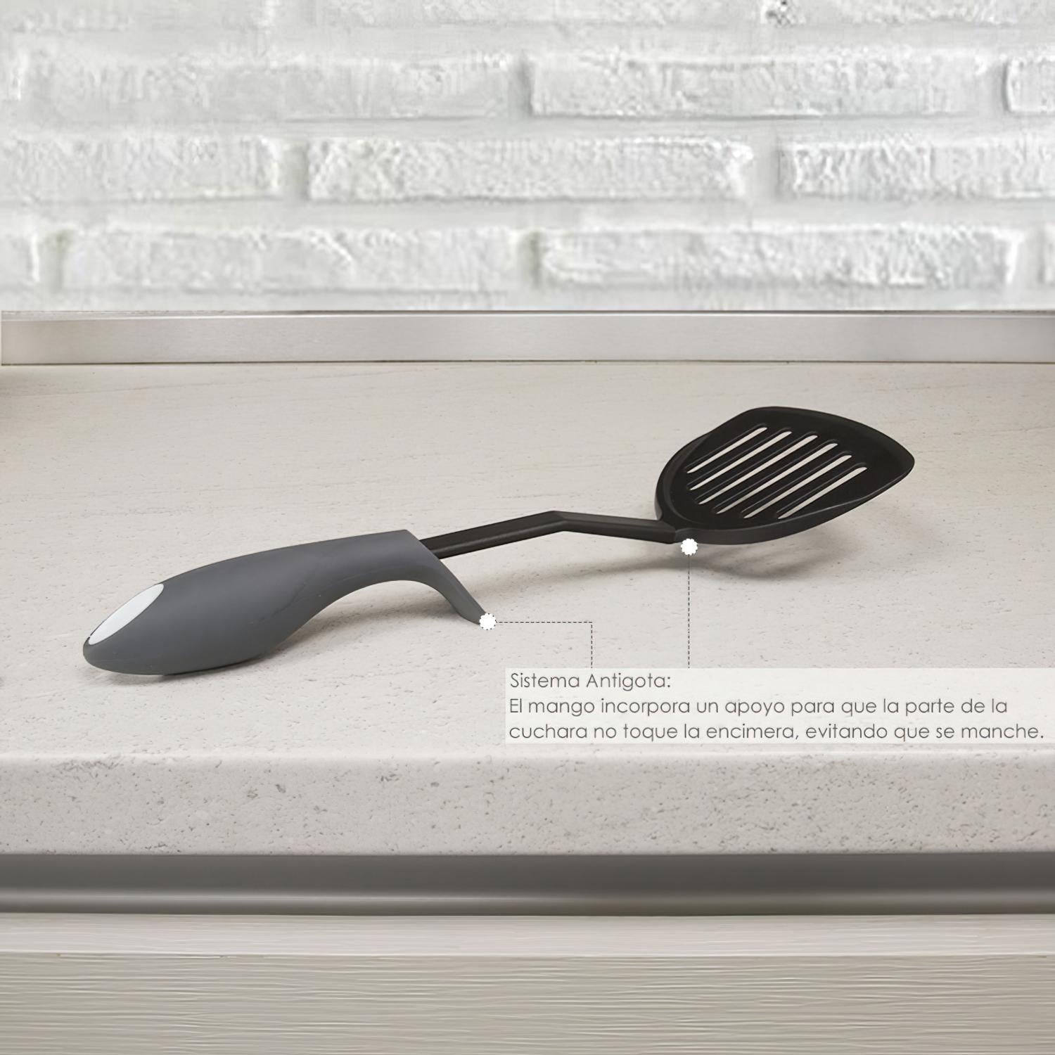 Espatula Rasera Cocina Nylon Con Mango Antigotas Engomado 34,5 X 11 Cm.