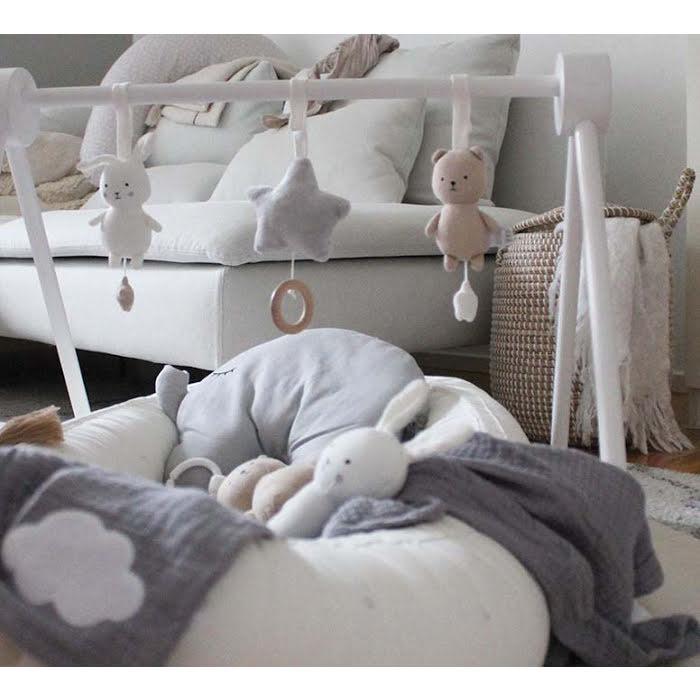 Gimnasio para bebé de madera lacada en blanco Jabadabado