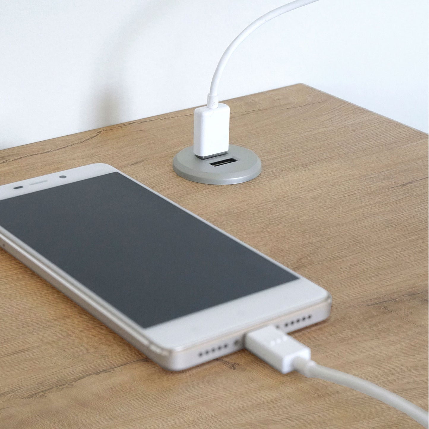 Escritorio Mesa De Ordenador Oficina Estudio, Patas Estructura Metálica Industrial 76x135x60cm, Briebe, Smuk, Madera