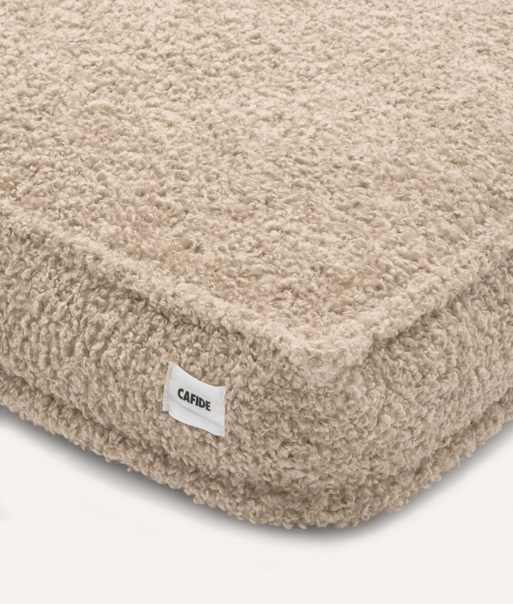 Cafide Cama De Material Reciclado Para Perro Con Tejido Estilo Borreguito Beige. Modelo Cuadra.
