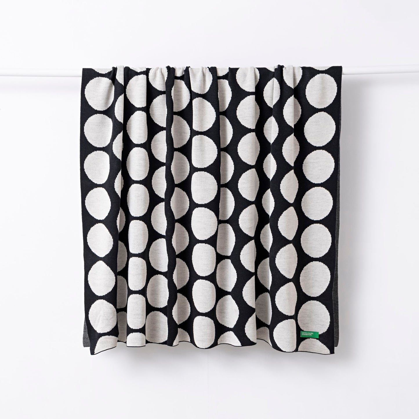 Manta 140x190cm 100% Acrilico 1000gr Topos Negros Benetton_2