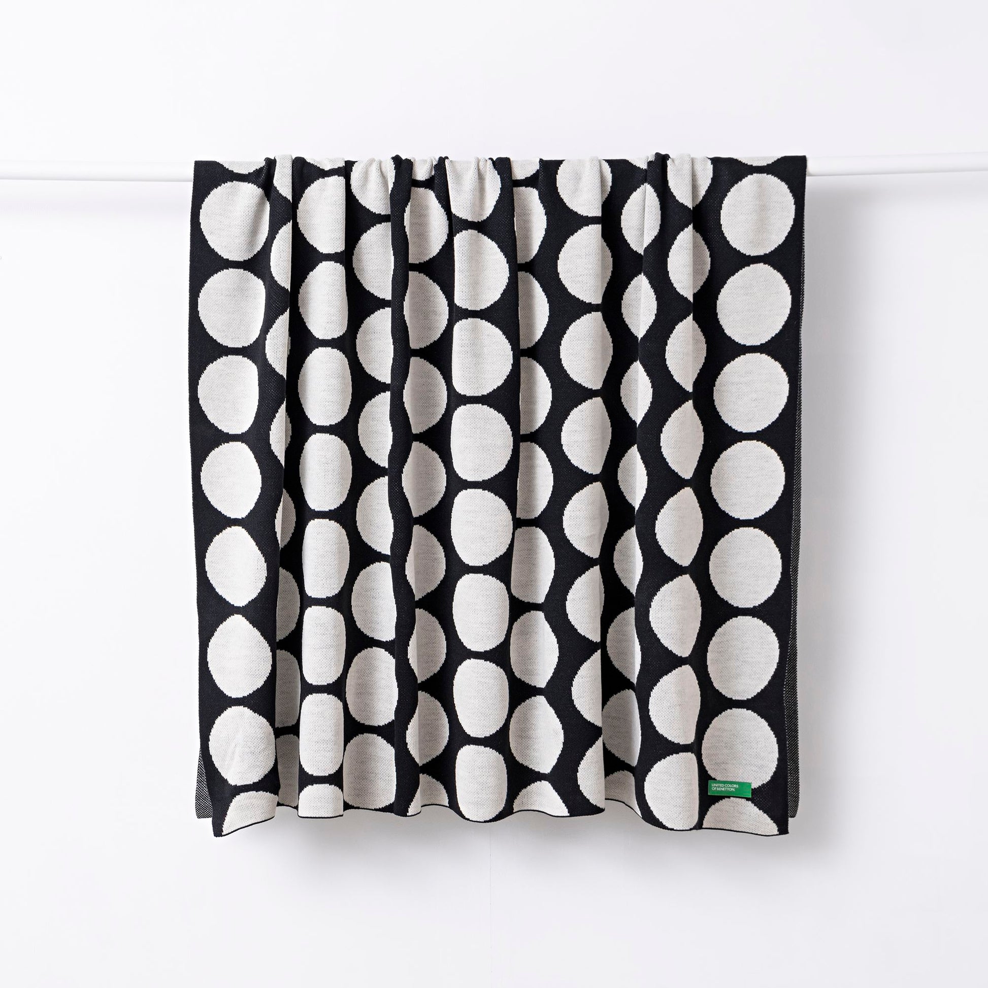 Manta 140x190cm 100% Acrilico 1000gr Topos Negros Benetton_2
