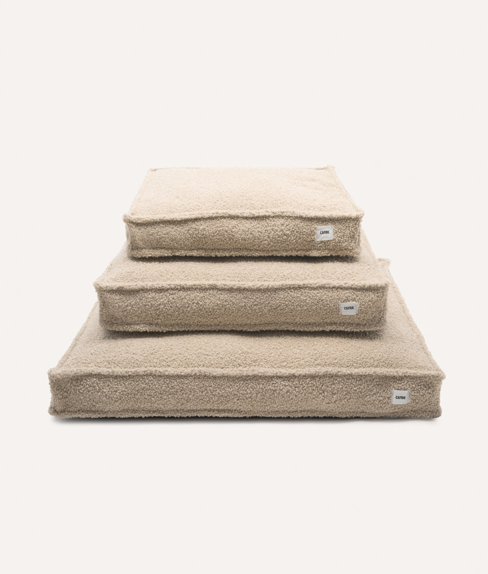 Cafide Cama De Material Reciclado Para Perro Con Tejido Estilo Borreguito Beige. Modelo Cuadra.