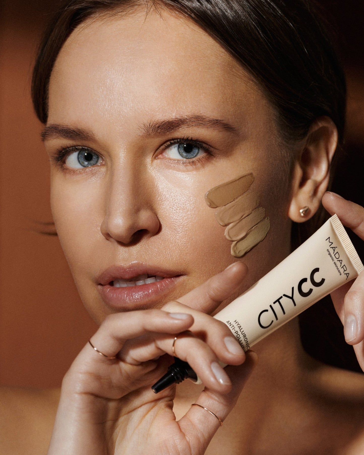 Crema solar SPF 15 City CC Cream tono medio Mádara 40 ml