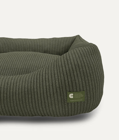 Cafide Cama De Material Reciclado Para Perro Con Tejido De Pana Verde. Modelo Snozy.