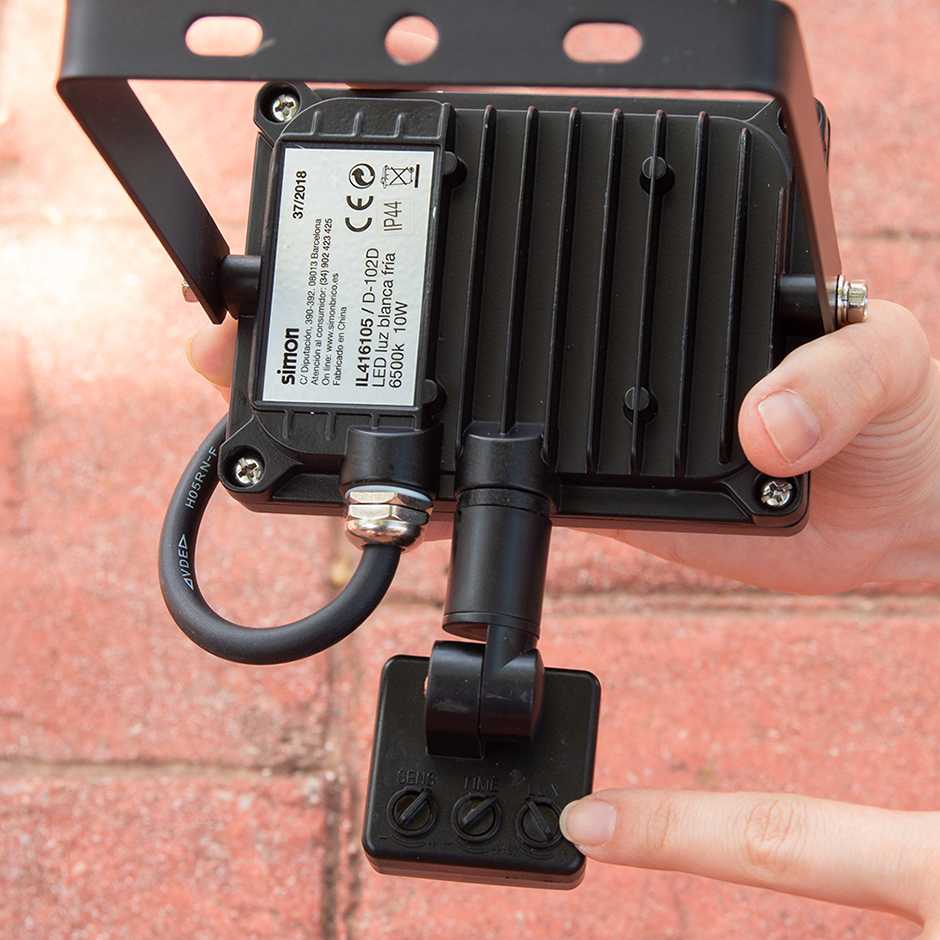 Proyector Led 10w Con Sensor Ip44 Simon_1