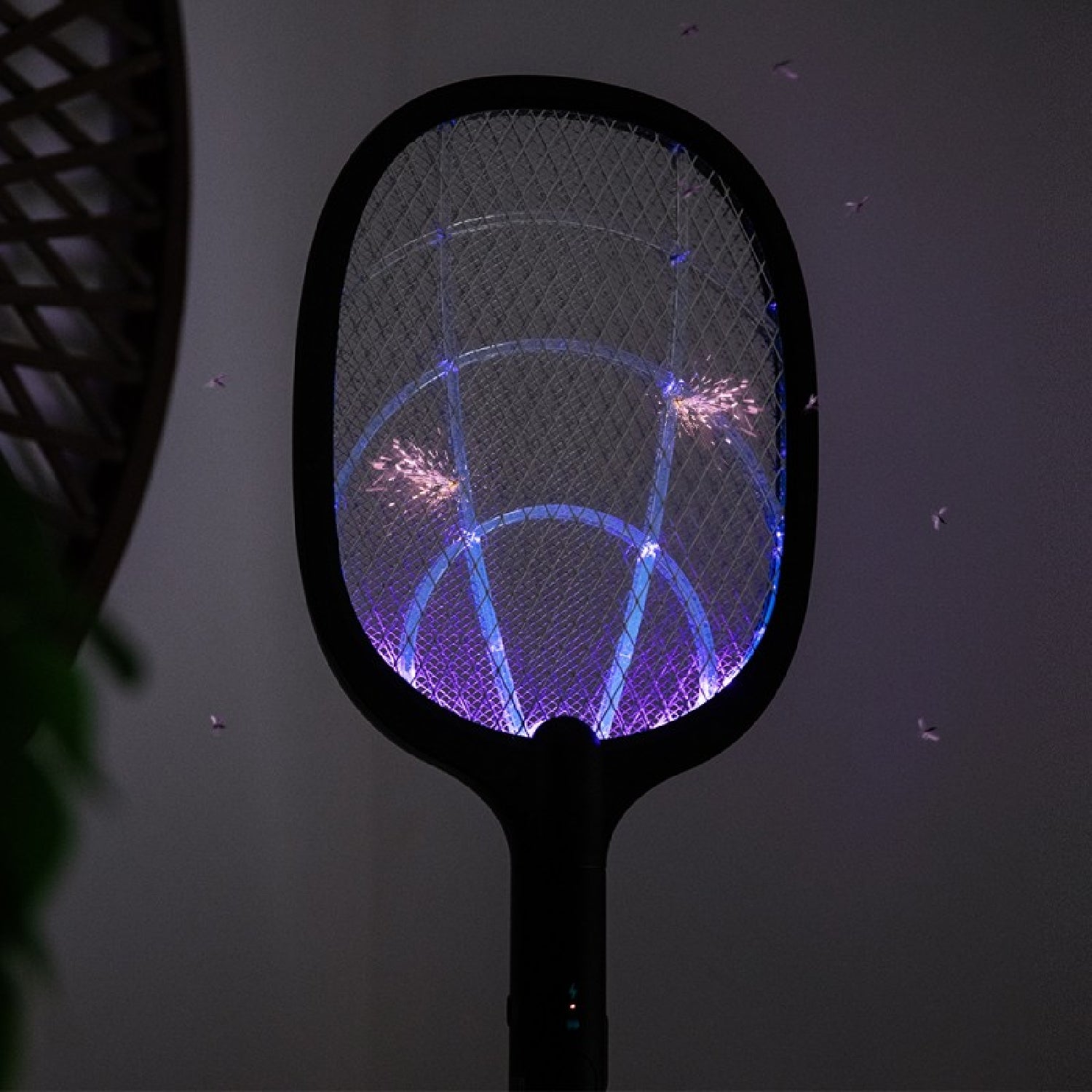Raqueta Matamoscas Y Mosquitos Eléctrico Portátil Byefly 1000 Paddle. 2 En 1: Matamosquitos Y Lámpara, 3000 V Y Batería De 1200 Mah, Incluye Base Pa_3