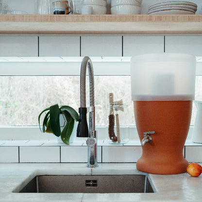 Filtro de Agua Stéfani Veneza 8L Arcilla Natural – 16 L Total (8 L Filtrados + 8 L Reserva) – 51 cm Alto x 29,5 cm Ø_1