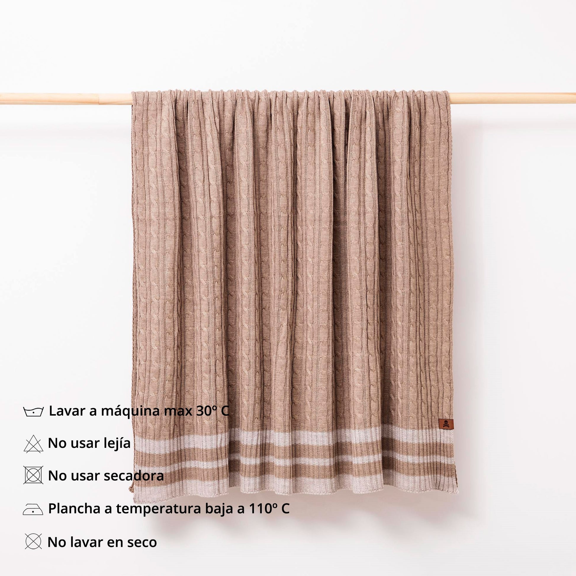 Manta Punto De Ochos 140x190cm 100% Acrílico 200gsm Marrón Con Rallas Beige Scalpers Home