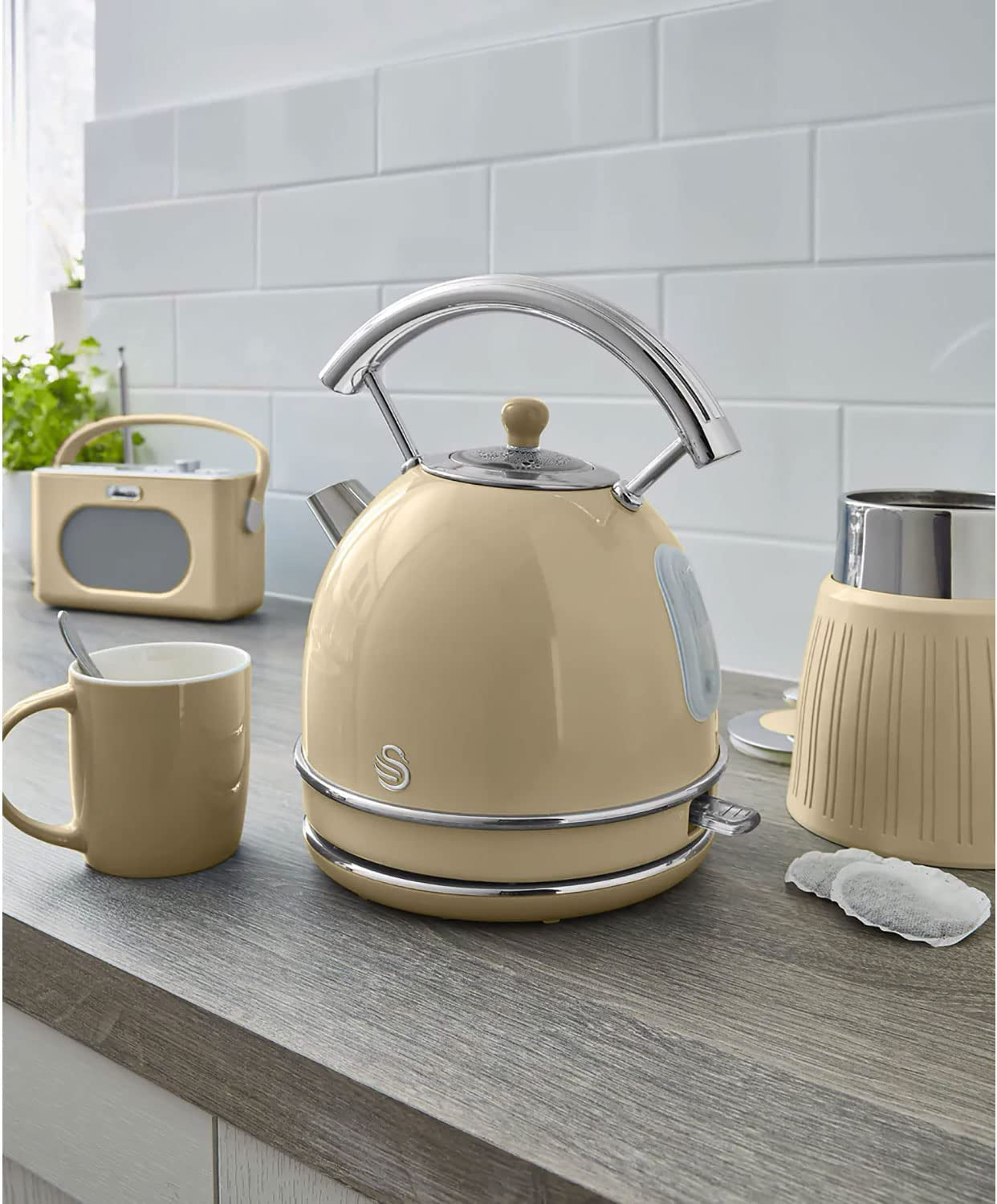 Hervidor Agua Eléctrico Retro , 1,8 L, Resistencia Oculta Acero Inoxidable, Sin Bpa, Inalámbrico Swan Sk14630cneu Crema