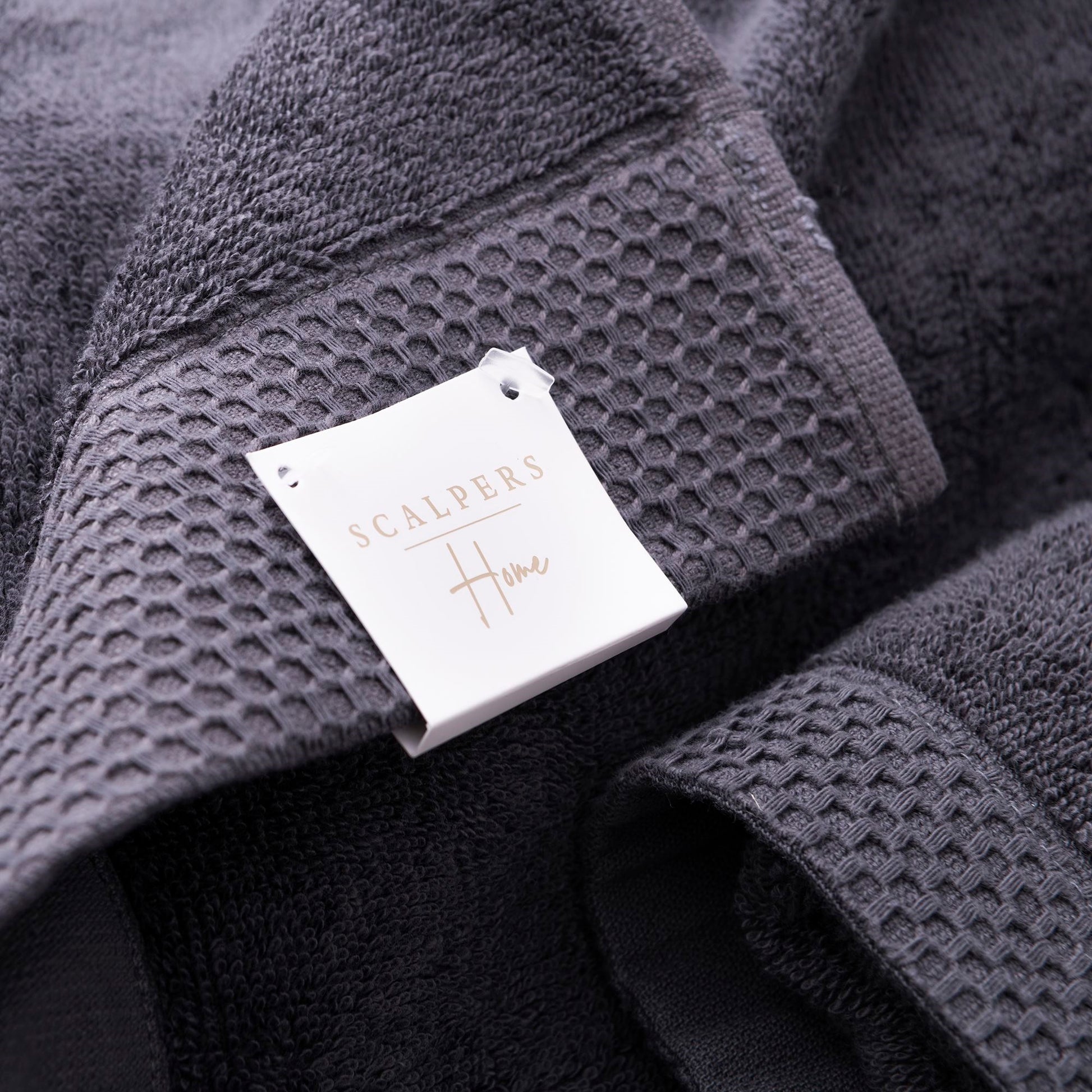 Toalla De Baño 90x150cm 100% Algodón 550gsm Gris Oscuro Logo Bordado Scalpers Home_5