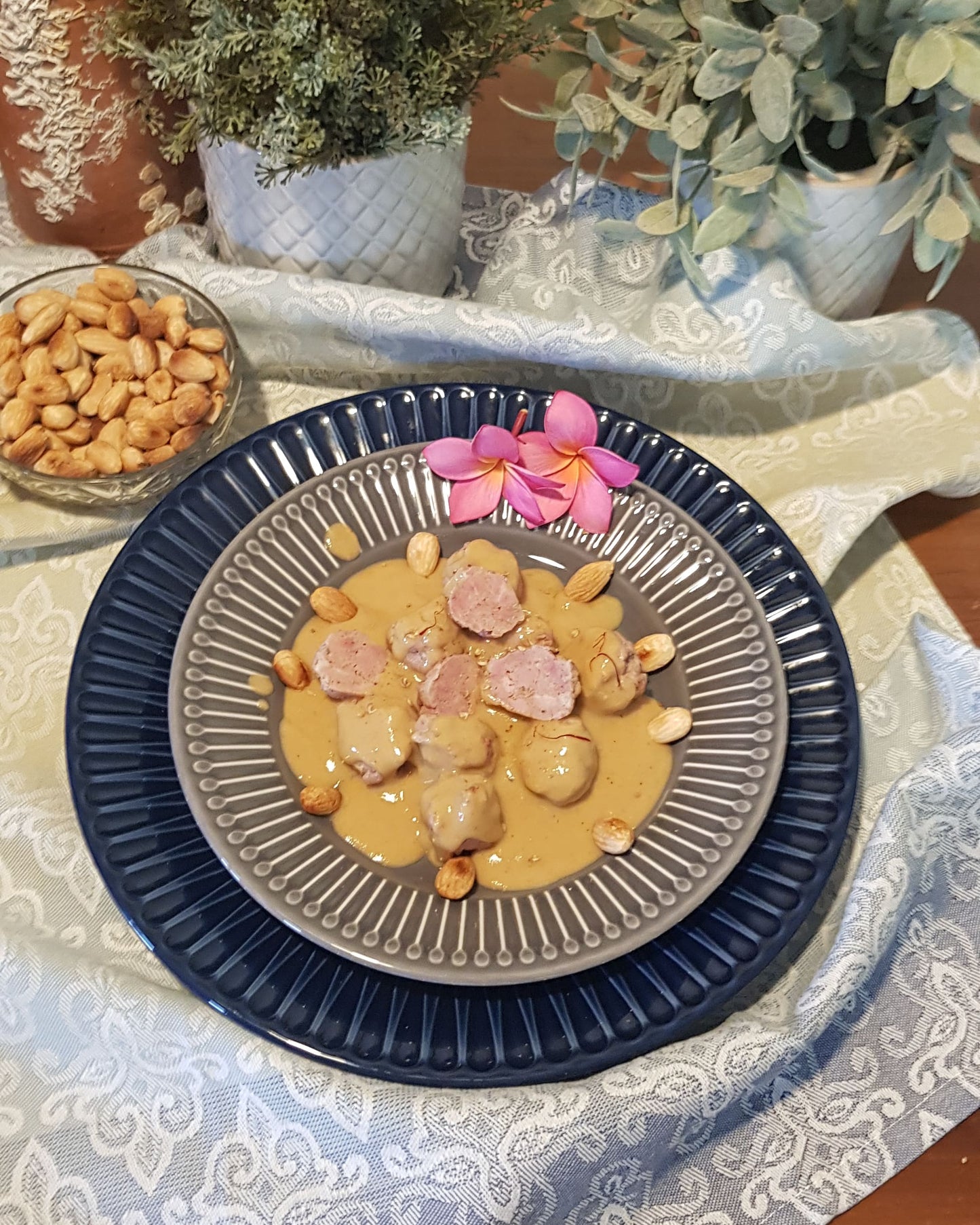 Albóndigas En Salsa De Almendras Y Azafrán