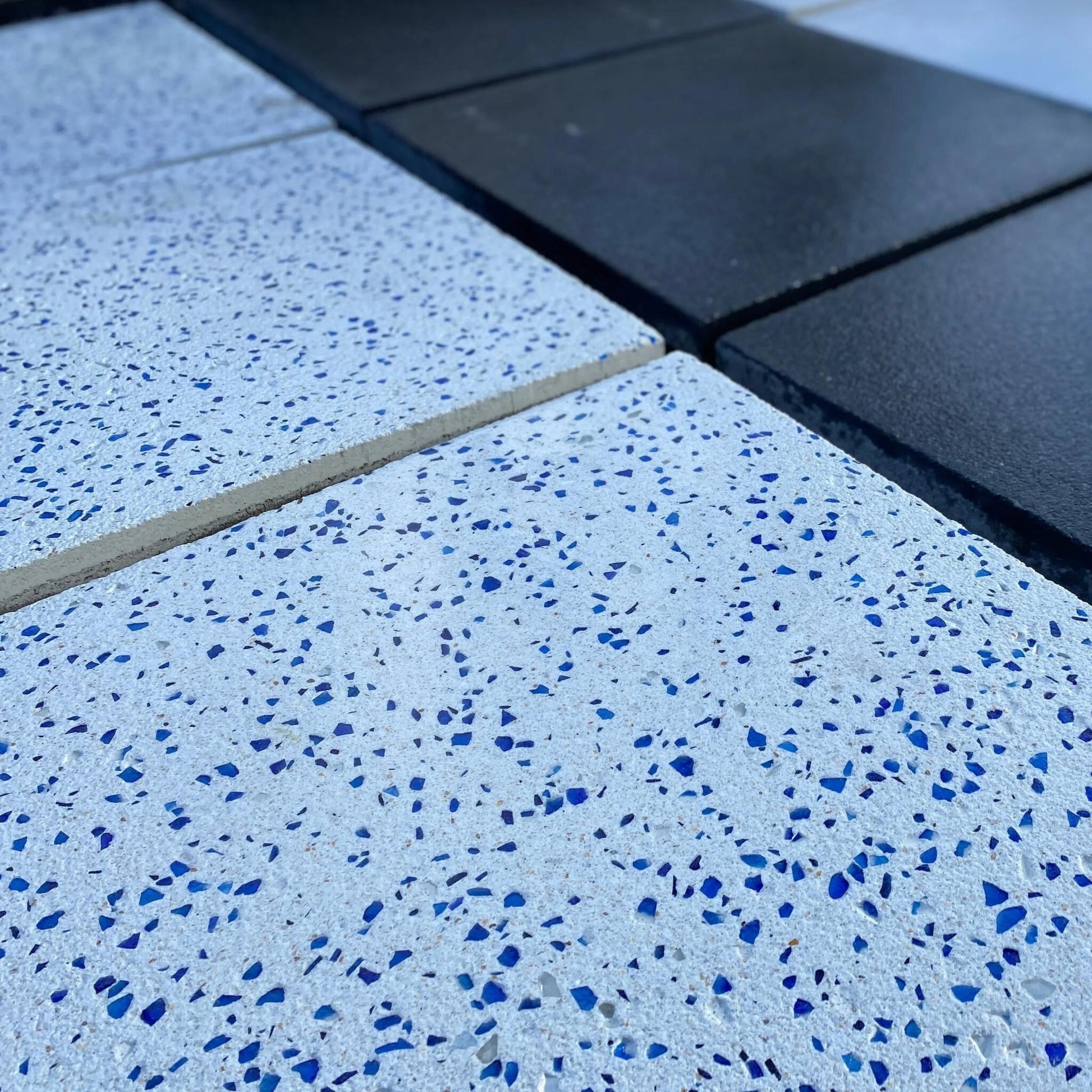 Losa Cuadrada 75x75 Cm | Recycla / Palet - 14 Unidades / 75x75x5 Cm. / Blanco + Vidrio Azul_1