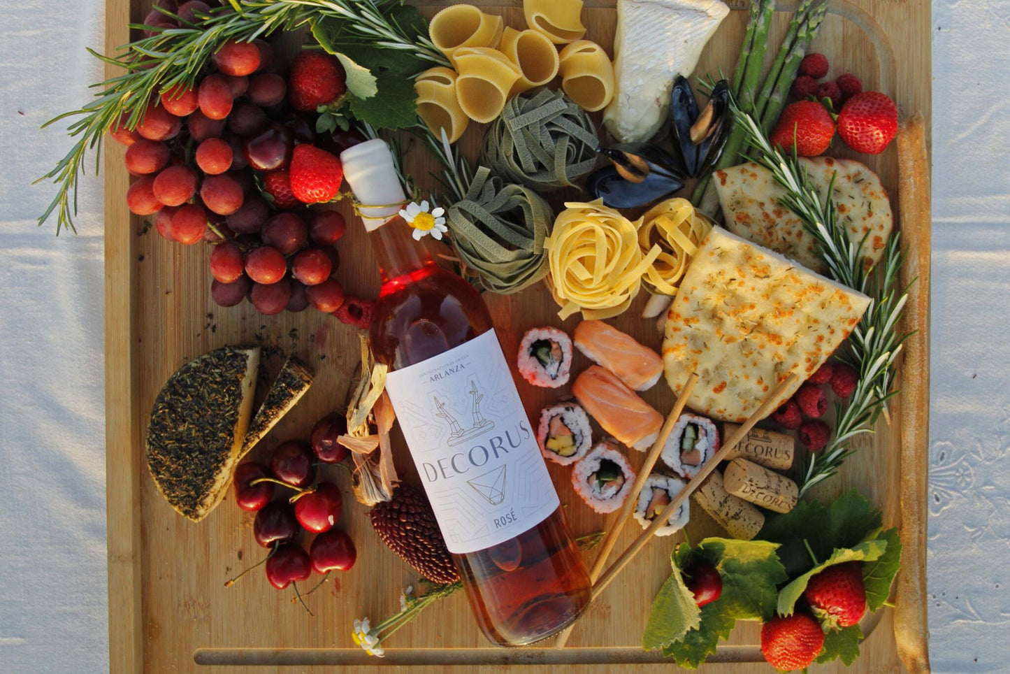 Decorus Rosé, Vino De viñas de 80 Años De Albillo Mayor, Garnacha Y Tinta Del País. 75cl._2