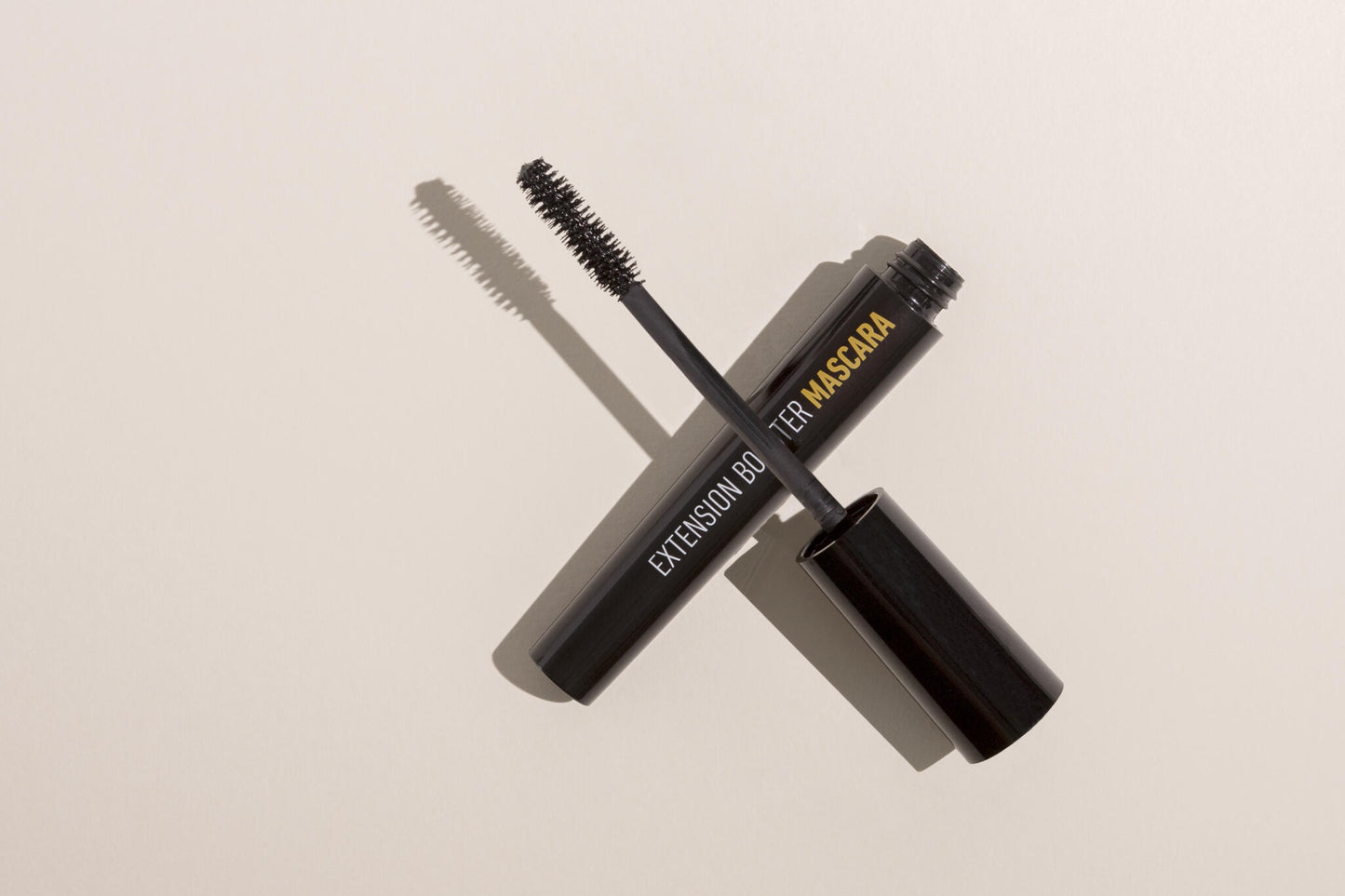 Máscara de pestañas negra con sérum que alarga y fortalece tus pestañas con efecto panorámico inmediato.100% Natural_3