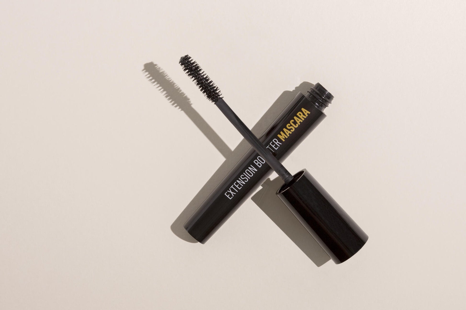 Máscara de pestañas negra con sérum que alarga y fortalece tus pestañas con efecto panorámico inmediato.100% Natural_3