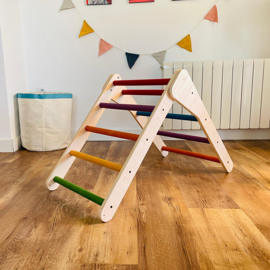 Triángulo De Aprendizaje Pikler Plegable Madera + Rampa Presas De Colores . Med: 70 X 50 X 60 Cm. Trckrl0023. Woodgo._0