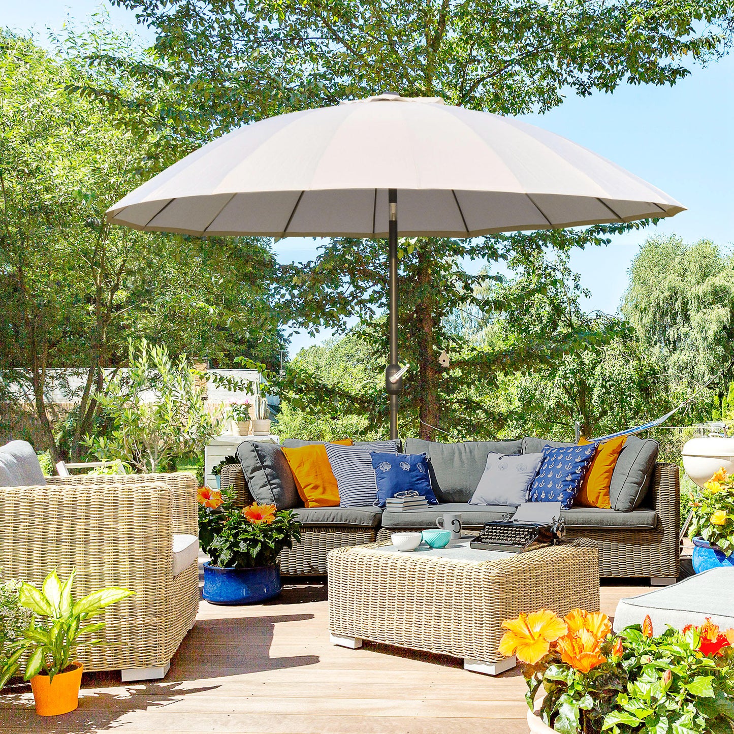 Outsunny Sombrilla De Jardín Ø2,5x2,4 M Con Manivela Y Poste Inclinable Crema_1