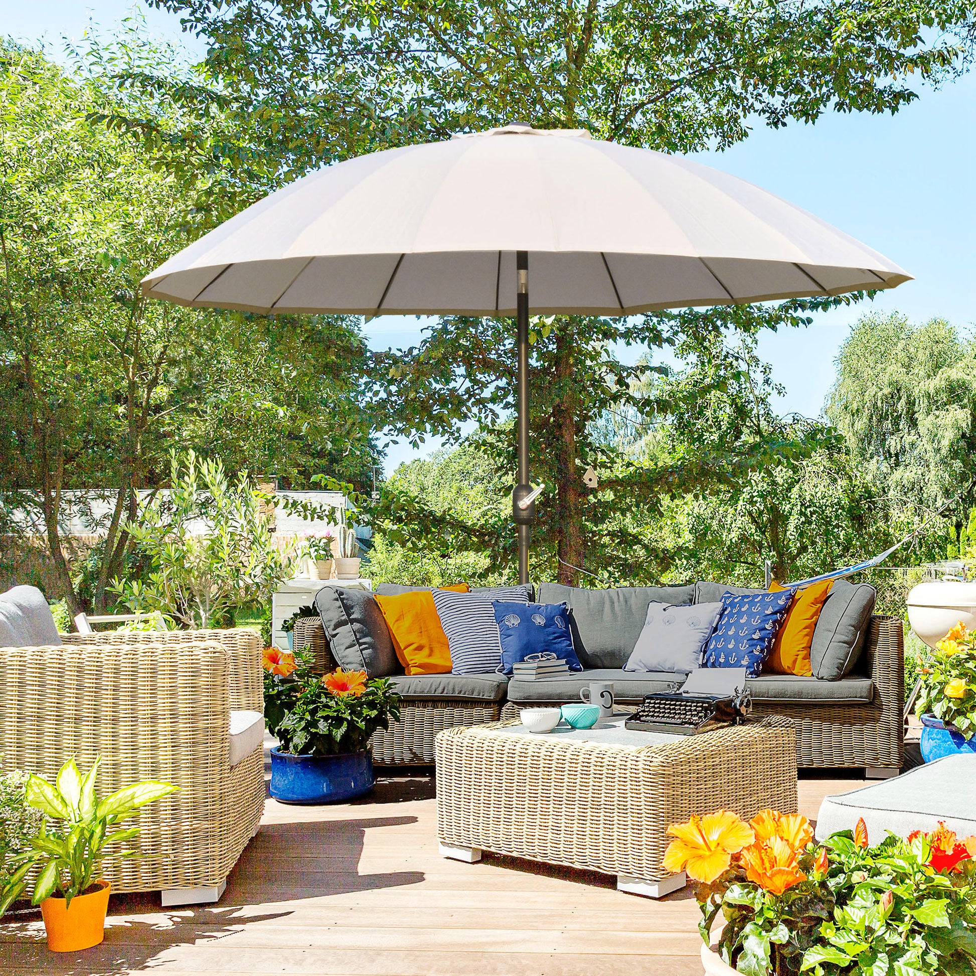 Outsunny Sombrilla De Jardín Ø2,5x2,4 M Con Manivela Y Poste Inclinable Crema_1