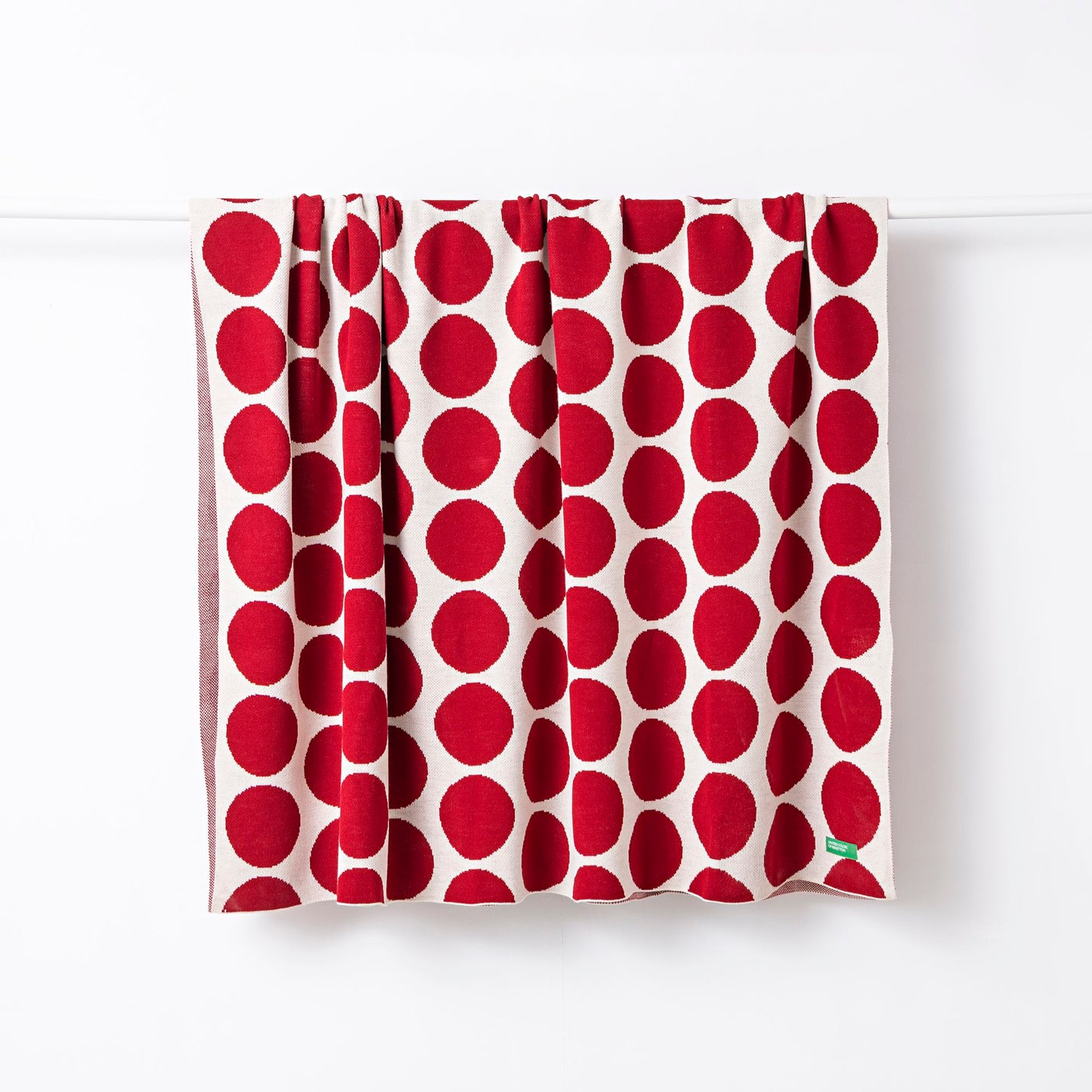 Manta 140x190cm 100% Acrilico 1000gr Topos Rojos Benetton_2