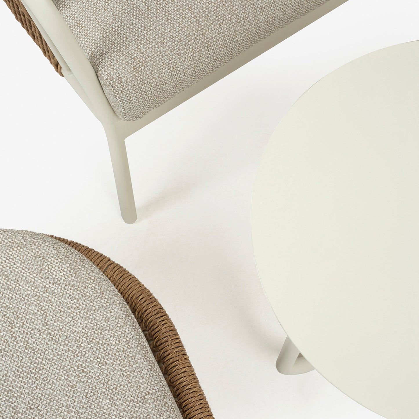 Conjunto De Sofás Ratán Trenzado,color Blanco Envejecido, Sillón:78x70x83 Cm Alto Reposapies 67x52x42 Cm Alto Mesas:60x51 Cm Alto_4