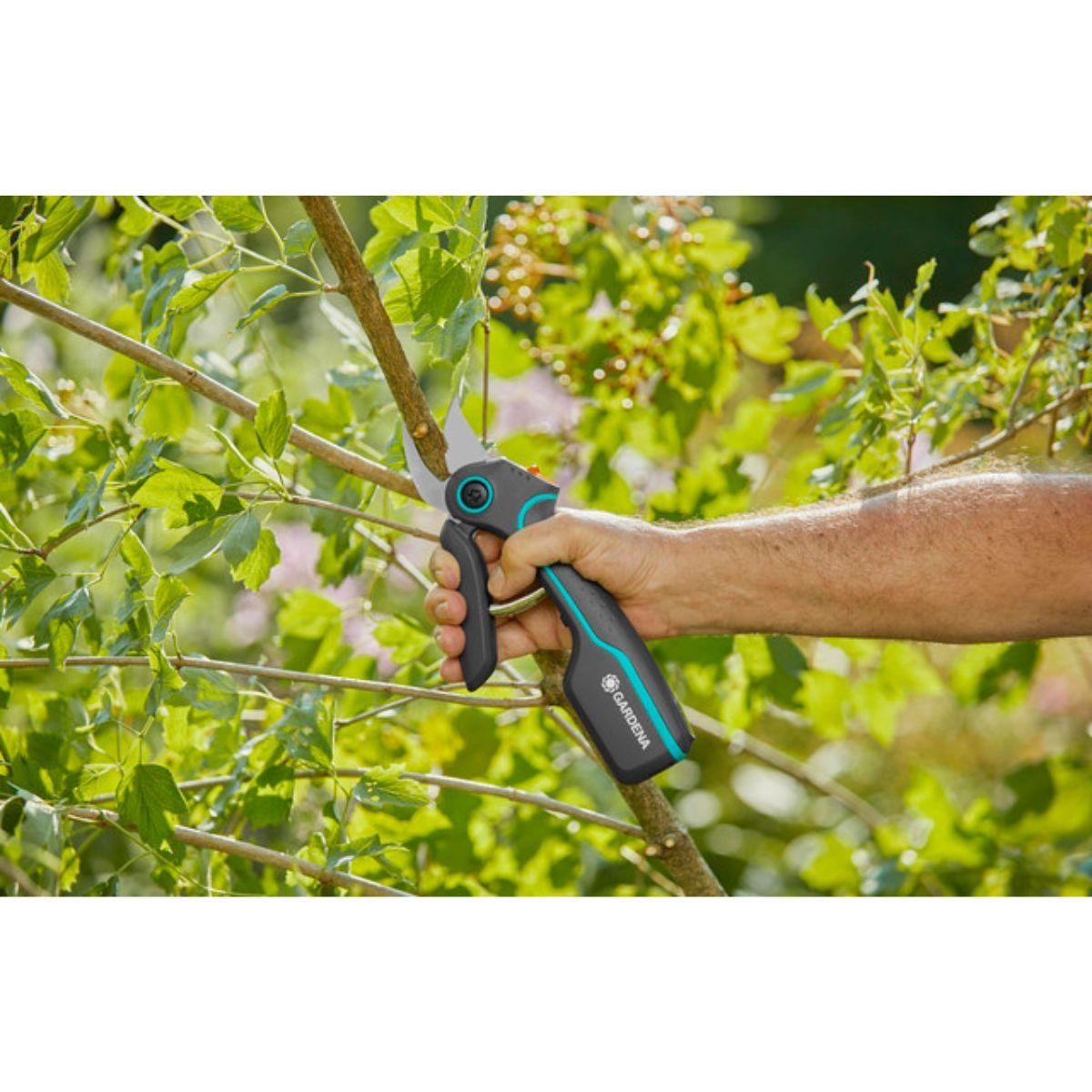 Tijera de poda a batería AssistCut GARDENA
