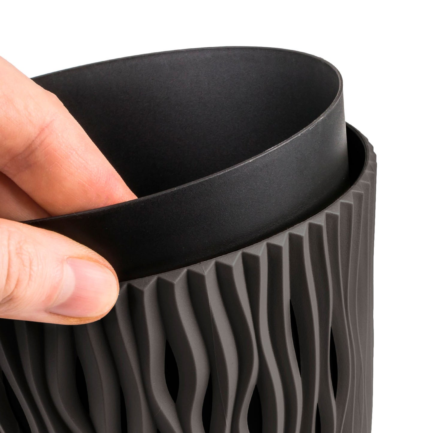 Maceta Redonda De Plastico Sandy Round En Color Gris 18,9 (largo) X 18,9 (ancho) X 16,5 (alto) Cm_4