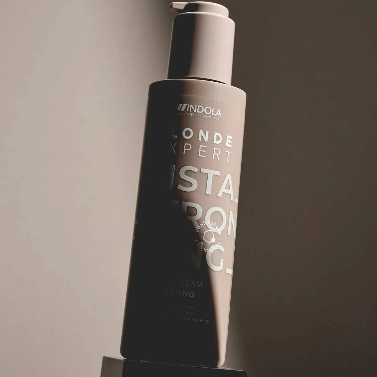 Indola Instastrong Crema Reparadora Sin Aclarado Profesional Para Cabello Rubio 145ml_1