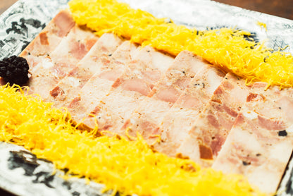 Pavo Trufado Al Estilo Andaluz Lonchas Con Huevo Hilado