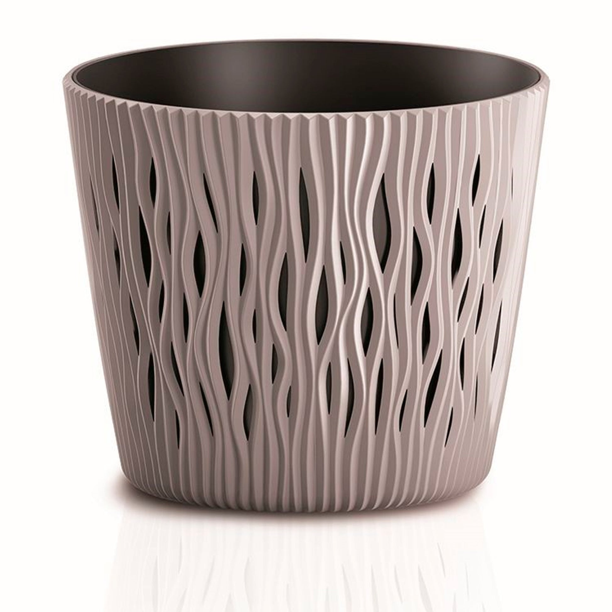 Maceta Redonda De Plastico Sandy Round En Color Mocca 15,8 (largo) X 15,8 (ancho) X 13,8 (alto) Cm_0