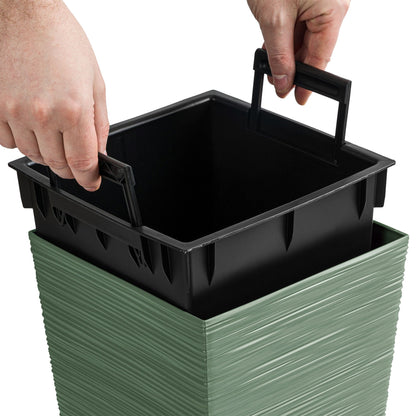 Macetero Color Verde Tierra, Con Depósito, Colección Furu, De 29,5 X 29,5 X 55 Cm, Capacidad De 14 L.