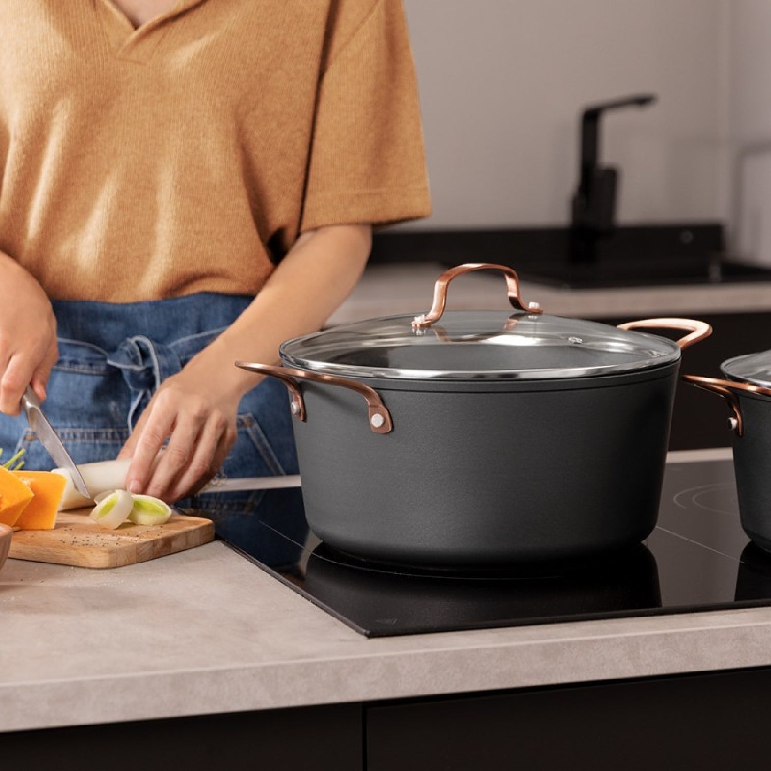 Olla Polka Fantasy 28 Pot Golden. Diámetro 28 Cm, Capacidad 7,1 L, Aluminio Forjado, Revestimiento Antiadherente Platinum Plus Teflon, Libre Pfoa, A_3