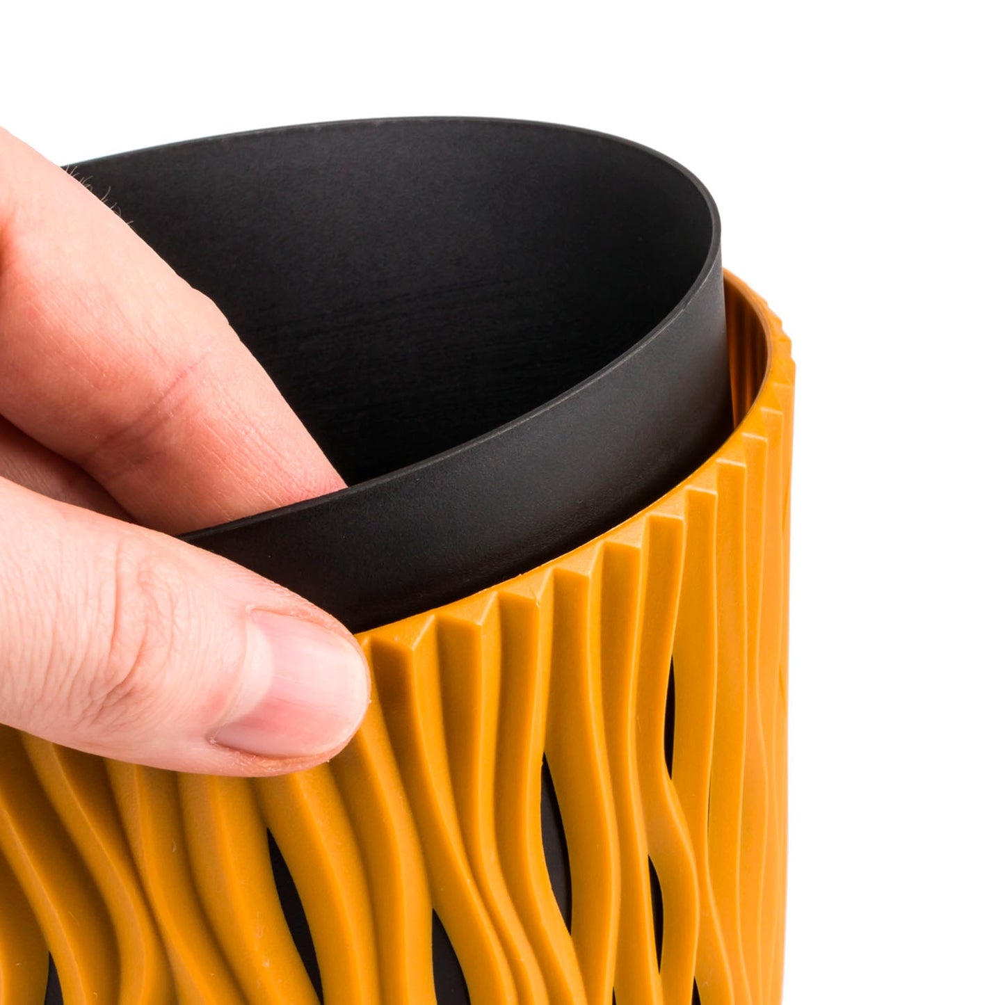 Maceta Redonda De Plastico Sandy Round En Color Mostaza 15,8 (largo) X 15,8 (ancho) X 13,8 (alto) Cm